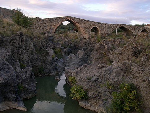 http://isaac.guidasicilia.it/foto/news/luoghi/ponte_saraceni_adrano_N.jpg?0.17935001977415787